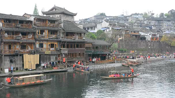 De oude stad Fenghuang in overdag, beroemde toeristische attractie in Hunan provincie China. — Stockvideo