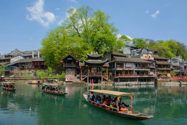 Paisaje de Fenghuang antigua ciudad durante el día, famosa atracción turística en la provincia de Hunan China . — Foto de Stock