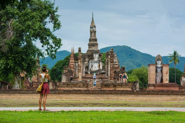 Un viajero está tomando una foto del antiguo templo budista en el parque histórico de Sukhothai Tailandia . — Foto de Stock