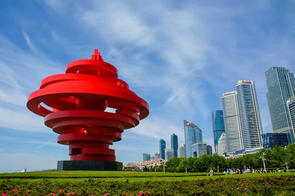 Cuarta Plaza de Mayo en un día soleado con los turistas, una famosa atracción turística en la ciudad de Qingdao provincia de Shandong China . — Foto de Stock