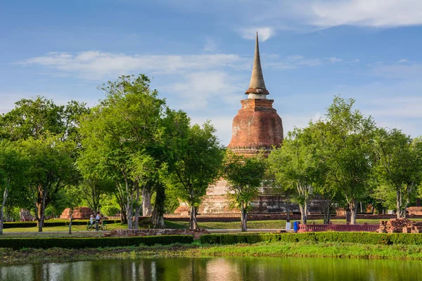 Antiguo templo budista en el parque histórico de Sukhothai Tailandia . — Foto de Stock