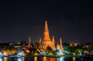 Arun temple(Wat Arun), ünlü tourrst cazibe gece zamanında .