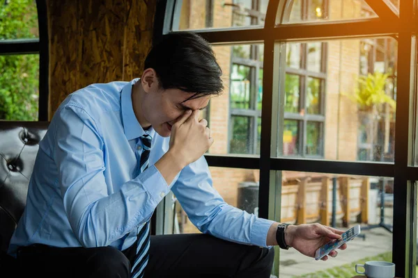 Empresário sentindo-se doente e cansado . — Fotografia de Stock