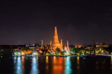 Arun Tapınağı (Wat Arun), ünlü turistik gece zamanında.