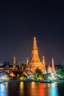 Arun Tapınağı (Wat Arun), ünlü turistik gece zamanında.