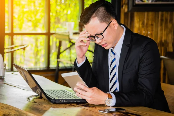 Homem de negócios com problemas e estresse sobre o trabalho . — Fotografia de Stock