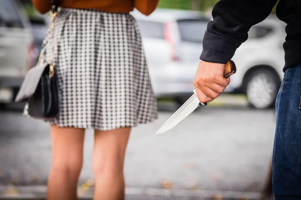 Ladrón o ladrón va a robar mujer por cuchillo . Imagen de stock