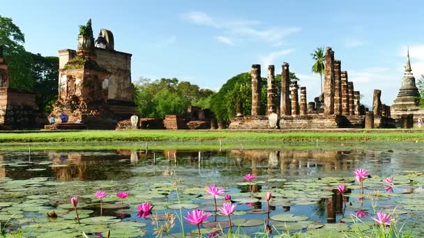 Храм Махата в историческом парке Сукхотай Таиланд, знаменитая туристическая достопримечательность на севере Таиланда . — стоковое видео