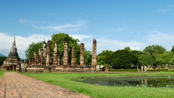 Храм Махата в историческом парке Сукхотай Таиланд, знаменитая туристическая достопримечательность на севере Таиланда . — стоковое видео