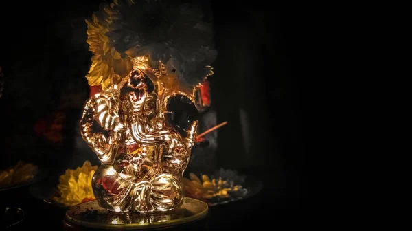 Lord Ganesha 'nın koyu arkaplanı ve güzel altın rengi..