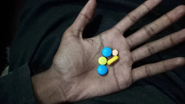 Uma pessoa que toma um medicamento para sua saúde se recuperar em breve — Fotografia de Stock