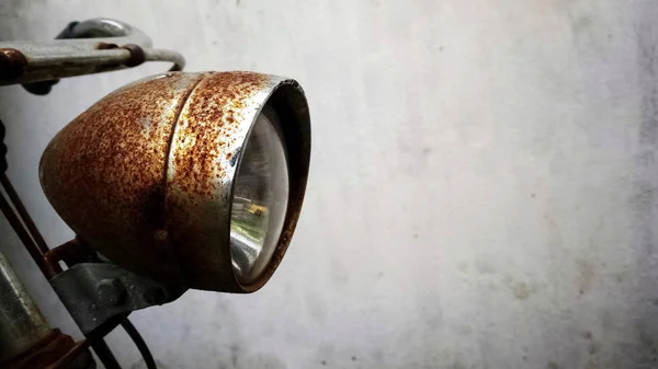 Bisikletin eski paslı ışığı