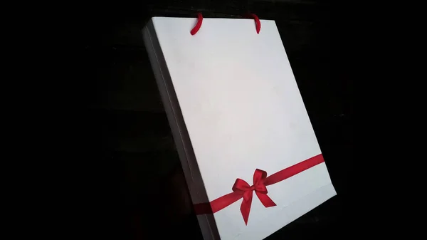 Harika kırmızı kurdele tasarımı ve kalemi olan güzel bir günlük hediyesi.