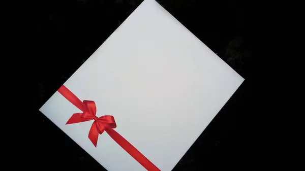 Harika kırmızı kurdele tasarımı ve kalemi olan güzel bir günlük hediyesi.