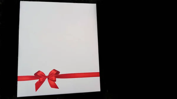 Harika kırmızı kurdele tasarımı ve kalemi olan güzel bir günlük hediyesi.