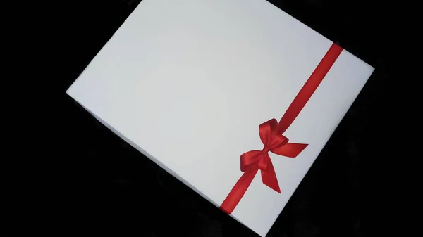 Harika kırmızı kurdele tasarımı ve kalemi olan güzel bir günlük hediyesi.