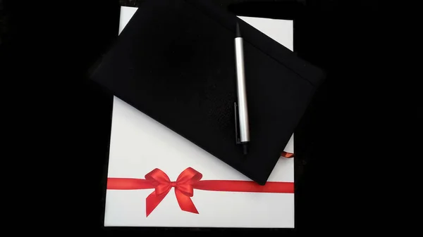 Prachtige dagboek geschenken met prachtig rood lint ontwerp en pen — Stockfoto