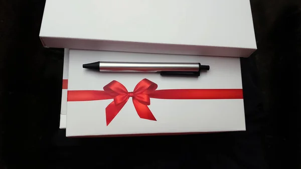 Prachtige dagboek geschenken met prachtig rood lint ontwerp en pen — Stockfoto