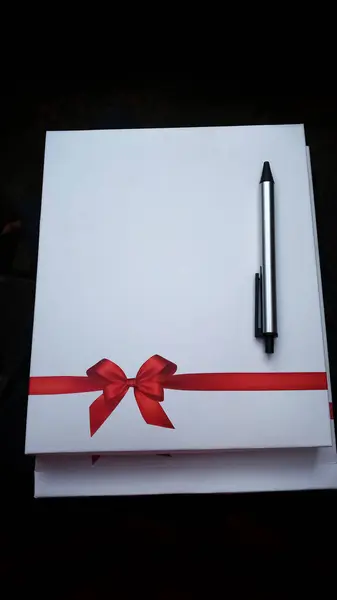 Prachtige dagboek geschenken met prachtig rood lint ontwerp en pen — Stockfoto