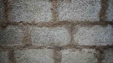 Koyu ve beyaz renkli güçlü beton bir duvar.