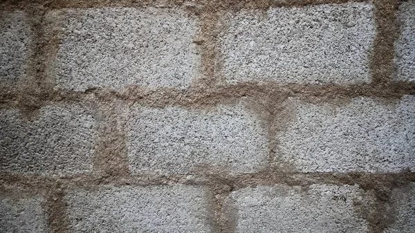 Koyu ve beyaz renkli güçlü beton bir duvar.