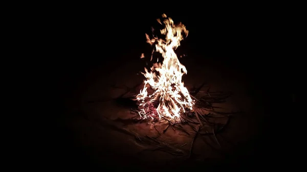 Lagerfeuer am Wochenende mit Freunden und unserer Familie — Stockfoto