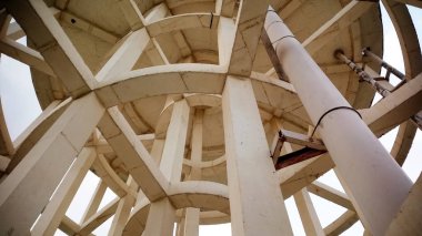 İnsanların kullandığı büyük su deposu.