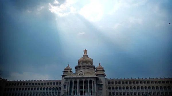 Bangalore 'daki Vidhana Soudha, Hindistan' ın Karnataka eyaletinin yasama meclisidir..
