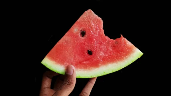 Die Person Die Die Wassermelone Gebissen Hat Isoliert Vom Schwarzen — Stockfoto