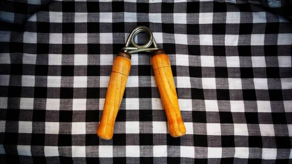 Siyah ve beyaz kombinasyon arka planı olan ön kol geliştirme egzersizleri