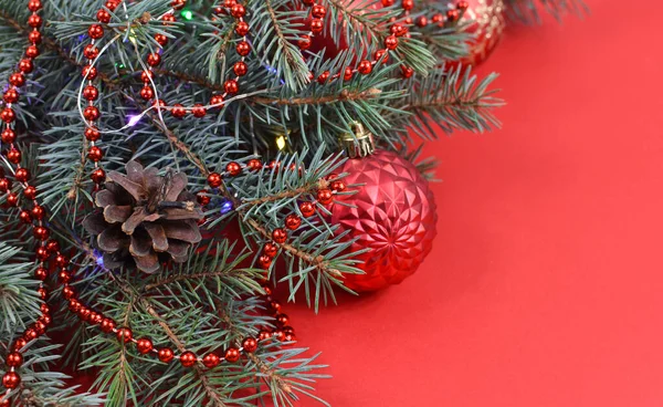 Árbol de Navidad con bolas y cuentas sobre fondo rojo. Lugar de firma . —  Fotos de Stock