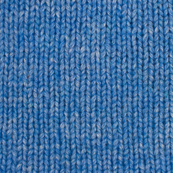 Jehly, koníčky, pletení. Pozadí textilie s pletenou strukturou vlna modrá. Modrá pletená textura. Ruční pletení. — Stock fotografie