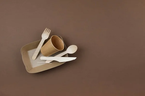 Zero waste, environmentally friendly, disposable, paper tableware. View from the top. — Stockfoto