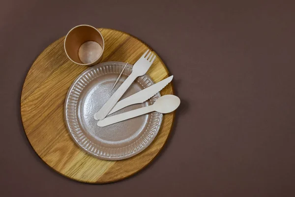 Zero waste, environmentally friendly, disposable, cardboard, paper utensils on a brown background. Place for an inscription. — Stock Photo, Image