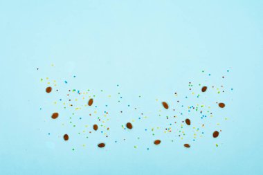 Paskalya için zum ve süslemeli mavi arka plan. Daire yalan söylüyordu. Yukarıdan görüntüle.