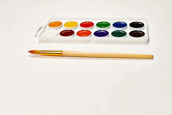 Akvarell festékek és ecset rajz. Gyermeki kreativitás, festészet, korai fejlődés. — Stock Fotó