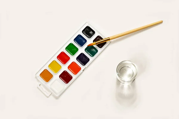 Pitture ad acquerello e pennello per disegnare. Creatività dei bambini, pittura, sviluppo precoce . — Foto Stock