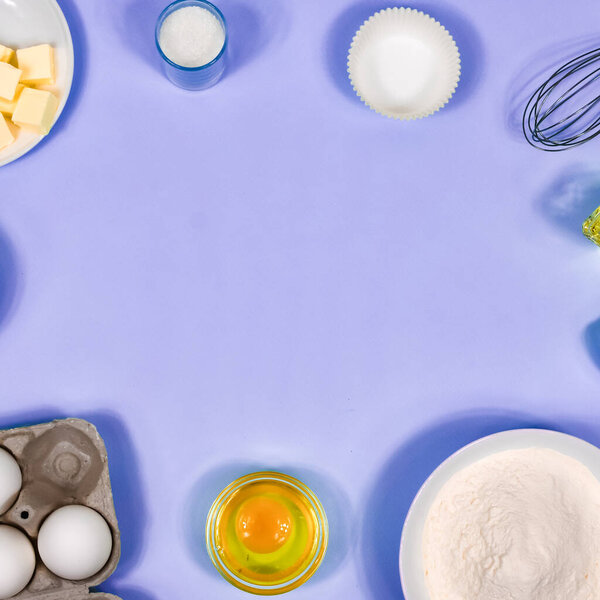 Состав для печенья - мука, сахар, яйцо, масло. Вид сверху. Место для надписи
