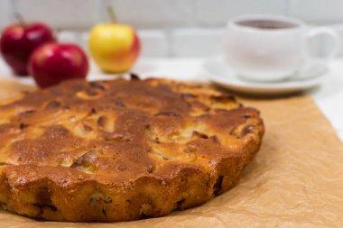 Ev yapımı elmalı turta, bir tabakta, ahşap bir masada, yemeye hazır. Yazı için uygun bir yer. Turtayla Çay Partisi