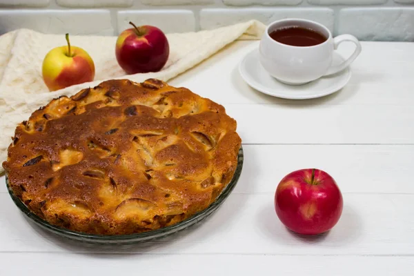 Torta de maçã assada caseira, em uma chapa, em uma mesa de madeira branca, pronta para comer. Lugar de uma inscrição ... — Fotografia de Stock
