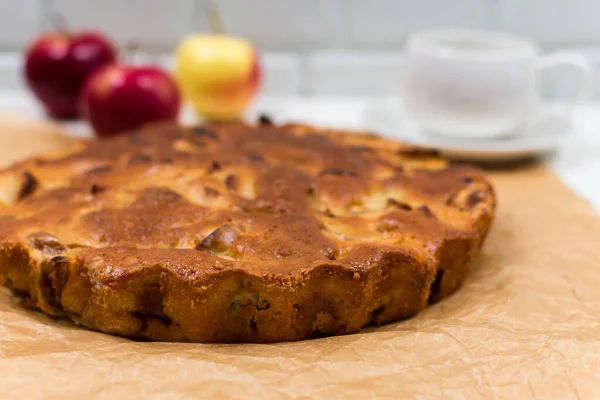 Torta de maçã assada caseira, em uma chapa, em uma mesa de madeira branca, pronta para comer. Lugar de uma inscrição ... — Fotografia de Stock