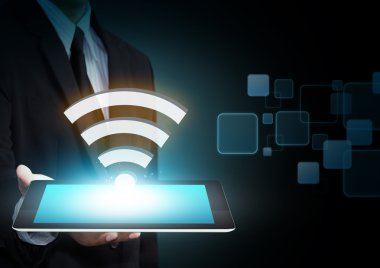 Internet teknoloji ve ağ kavramı, işadamı el Wi-Fi tablet sanal ekran ile