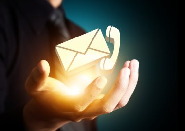 İşadamı el, e-posta simgesi simge iletişim