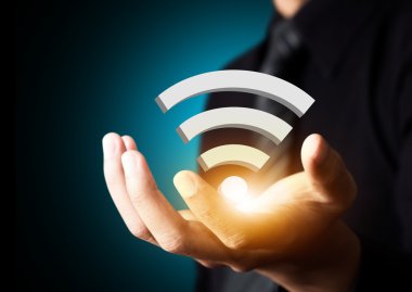 Internet teknoloji ve ağ kavramı, işadamı el Wi-Fi tablet sanal ekran ile