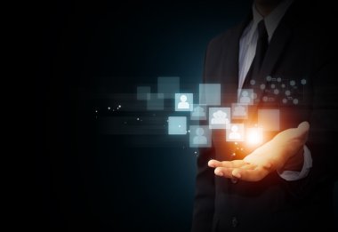 Sosyal ağ sanal simge tutan erkek el