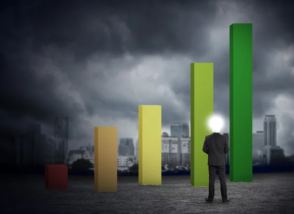 Lámpa fej üzletember keresi a növekedés-diagram, városi háttér — Stock Fotó