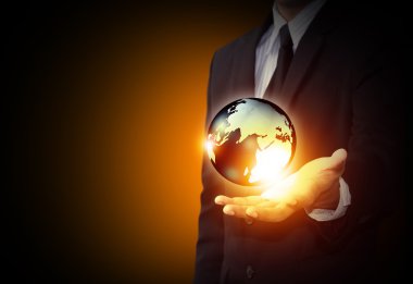 Parlayan bir dünya küre elinde tutan