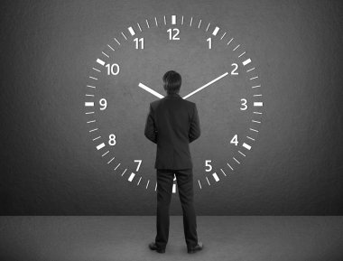 İş adamı ayakta ve saatleri