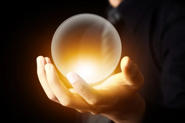 Hand van de zakenman met een kristallen bol — Stockfoto