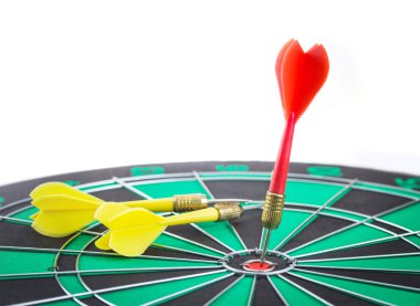 Dart tahtasındaki hedef tahtasında dart atışı